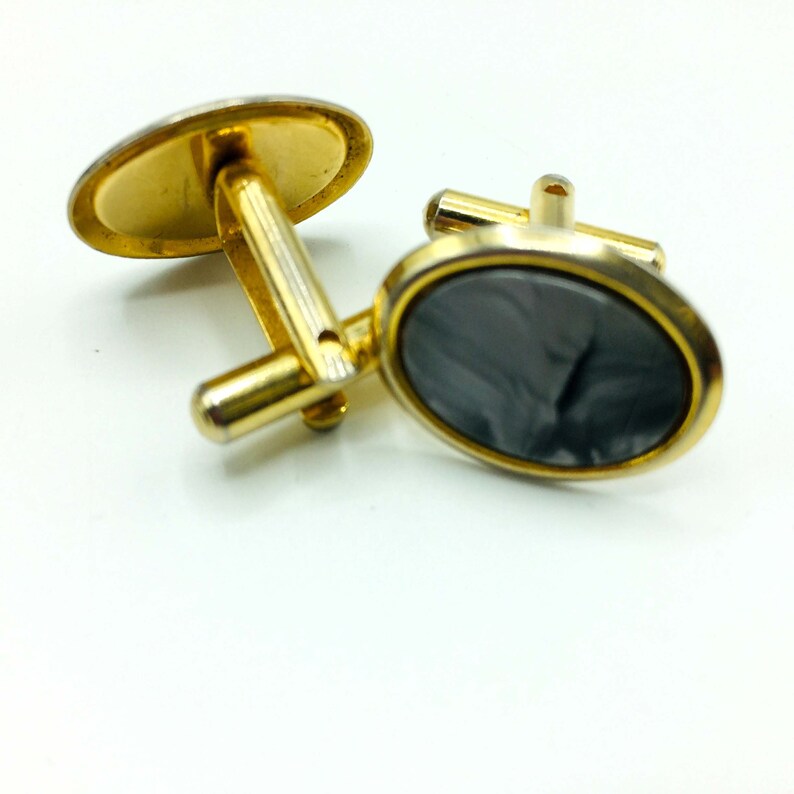 Mid 20th Century Gents Retro Jewellery Accessory 1950s 1960s Gold Tone Metal /& Pearlised Grey Acrylic Oval Centres Vintage Mens Cufflinks