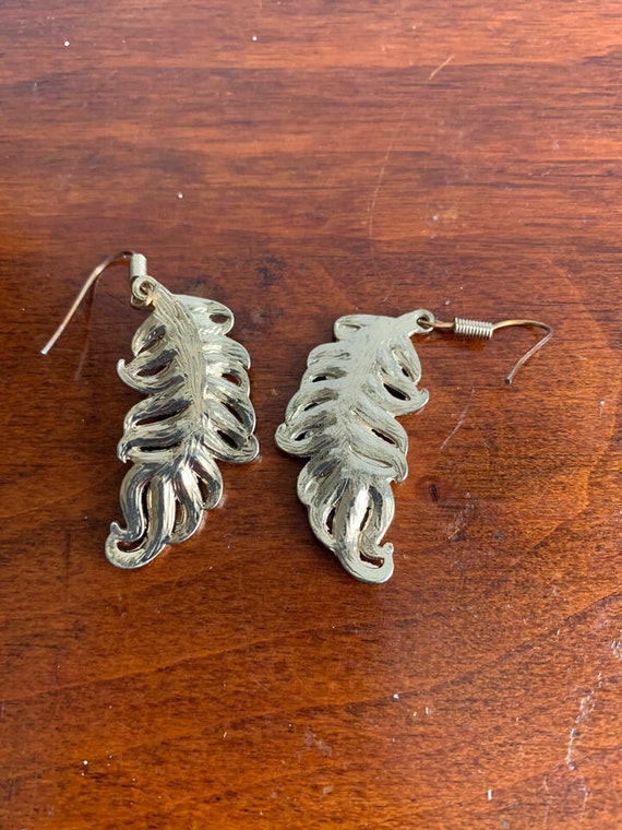 Lot Of 4 Gold Earrings Hoops Dangle Feathers Vint… - image 5
