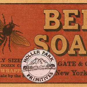 Puede incluir: Anuncio vintage de "BEE SOAP" con una ilustración de abeja. El texto incluye "FAMILY SIZE", "GATE & CO., New York" y un logotipo de "HOLLER PARK PRIMITIVES". El fondo es de color marrón rojizo.