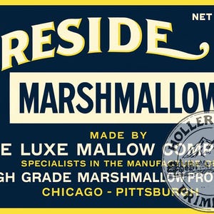 Könnte beinhalten: Vintage Etikett für Fireside Marshmallows mit marineblauem Hintergrund und gelbem Rand. Der Text enthält "Fireside Marshmallows", "De Luxe Mallow Company" und "High Grade Marshmallow Products". Retro-Design.