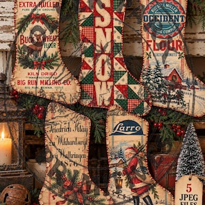 Op de afbeelding: Vijf decoratieve kerstsokken met afbeeldingen in vintage-stijl. De ontwerpen bevatten Big Run boekweitmeel, een rood en groen SNOW-patchworkpatroon, Russell Miller Occident meel, de tekst Friedrich Kläy 1876 en een illustratie van de Kerstman.