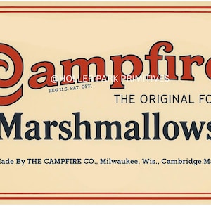 Pode incluir: Letreiro vintage de Campfire Marshmallows. O letreiro apresenta a palavra "Campfire" em vermelho, com um "C" estilizado. Abaixo, a palavra "Marshmallows" está em azul marinho. O letreiro também inclui o texto "The Original Food" e "Made By THE CAMPFIRE CO."