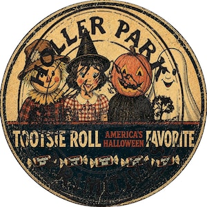 Puede incluir: Un letrero redondo de metal estilo vintage con un espantap&aacute;jaros, una bruja, una figura con cabeza de calabaza y un fantasma. El texto dice HOLLER PARK, TOOTSIE ROLL AMERICA'S HALLOWEEN FAVORITE y PRIMITIVES. Cinco caramelos aparecen ilustrados.