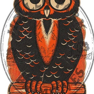 Könnte beinhalten: Eine gestanzte Illustration einer Eule mit großen runden Augen, schwarzem und orangefarbenem Gefieder und einem spitzen Schnabel. Die Eule sitzt auf einem horizontalen Ast und weist eine abgenutzte Vintage-Textur mit Rissen auf.