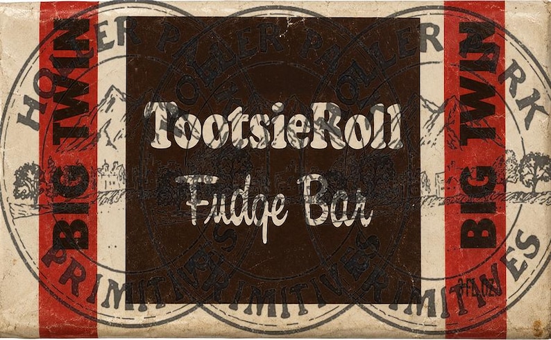 Puede incluir: Un envoltorio rectangular de Tootsie Roll Fudge Bar con un cuadrado central marr&oacute;n oscuro y texto en blanco. El fondo es de color blanco roto con dos franjas rojas verticales y sellos circulares con el texto BIG TWIN PRIMITIVES e im&aacute;genes de monta&ntilde;as.
