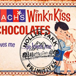 Puede incluir: Cartel vintage de Chocolates Brach's Wink'n Kiss con aspecto envejecido. El cartel muestra un chico y una chica de dibujos animados abrazándose, con el texto "He loves me". El cartel tiene una combinación de colores rojo, blanco y azul.