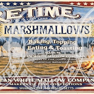 Könnte beinhalten: Vintage-Werbung für "Firetime Marshmallows". Das Bild zeigt eine Campingszene mit Zelten, einem Lagerfeuer und einem Bergpanorama. Der Text enthält "Baking, Topping, Eating & Toasting" und "Dean White Mallow Company, Sharonville, Massachusetts."