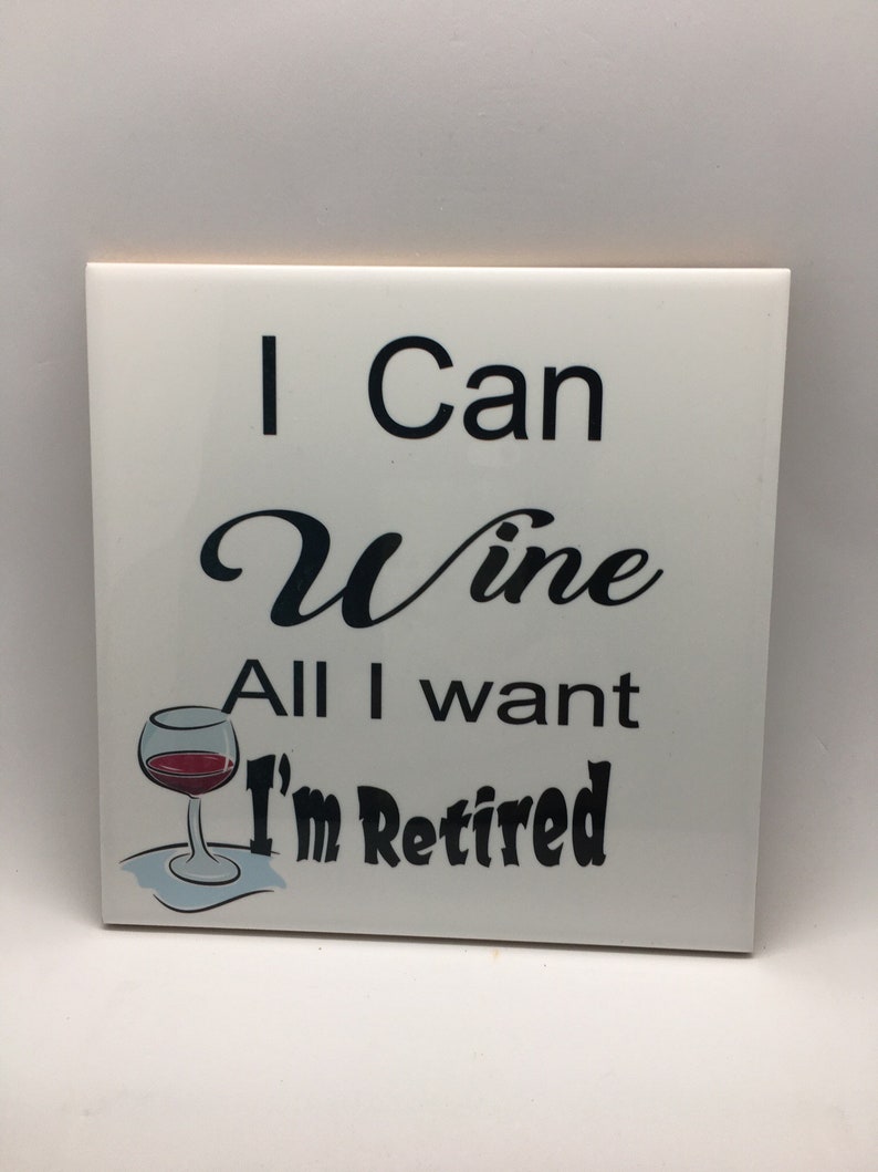 Puede incluir: Azulejo de cer&aacute;mica blanco con texto negro que dice "I Can Wine All I Want I'm Retired". Una ilustraci&oacute;n en blanco y negro de una copa de vino con vino tinto est&aacute; a la izquierda del texto.