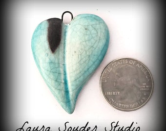 Bijoux Pendentif Raku Pendentif Bijoux en céramique Bijoux faits à la main Tribal Heart Turquoise Heart Crackle Glaze Cadeau pour les femmes Cadeau pour l’artiste