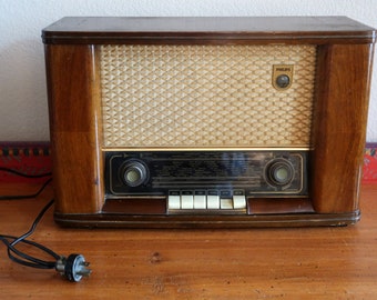 Radio antigua alemana de Alemania Occidental. ¡Funciona! Radio de sobremesa original de mediados de siglo, moderna, de los años 50, FM, AM, de tubo, Phillips Tuberadio. Radio alemana.