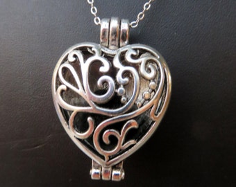Essential Oil Diffuser Necklace, Aromatherapy Heart Locket Filigree Pendant Necklace - Essential Oil Diffuser Includes reusable felt pads