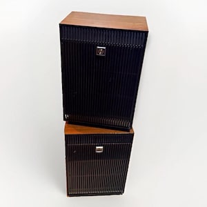 Vintage Sanyo Wooden Speakers Pair - 1970s Mid Century Modern Bookshelf Stereo Speakers - Retro Ribbed Grille Home Audio Decor Props