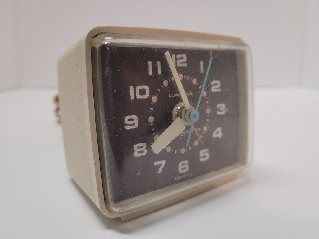 Vintage Luminous General Electric Table Clock Model 7371, Vintage
