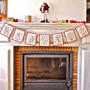 Pode incluir: Uma faixa com tema natalino com painéis quadrados de tecido, cada um com um design bordado diferente em fio vermelho sobre um fundo creme. Os desenhos incluem um urso de pelúcia, uma meia, o Papai Noel e uma árvore de Natal.