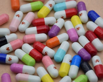 Cápsula de la píldora 100 Kawaii, píldora falsa del deseo, nota de mensaje secreto en la cápsula de la píldora, rollos de papel en blanco, amuletos de cuentas de píldora, amuletos de adorno de decoración