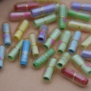 100 Kawaii Pillenkapseln,Wunsch-Kunstpillen,Klare Blanko-Mitteilung in Kapsel,Transparente Pillen,Blanko PapierRollen,Pillen Perlen Charms