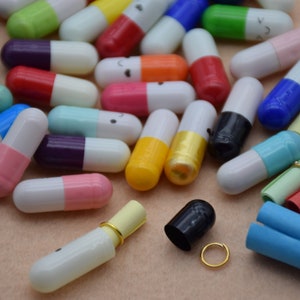 100 Kawaii Pillenkapseln, Wunsch-Faux-Pille, Geheimer Hinweis in Pillenkapsel, Blankopapier-Schriftrollen, Pillenperlen-Charms, Dekoration Verschönerung Charms
