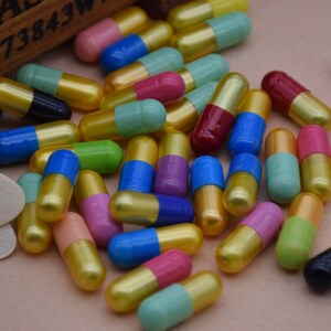 100 Kawaii Pillenkapseln, Wunsch-Faux-Pille, Geheimer Hinweis in Pillenkapsel, Blankopapier-Schriftrollen, Pillenperlen-Charms, Dekoration Verschönerung Charms