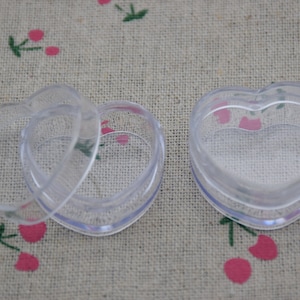 Doorzichtige plastic doos met 10 harten, transparante ps-doos met deksel, doorzichtige dooscontainer, plastic koffers - 32 mm x 30 mm x 15 mm (hoogte) AB44