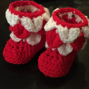 Candycane Baby Booties in Crocodile Stitch. Newborn to 3 Months. Red and White Crochet. Mermaid Scales Design.