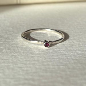 Anillo apilable con piedra de nacimiento