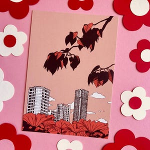 Könnte beinhalten: Eine rosa und rote Illustration einer Stadtlandschaft mit Bäumen und Gebäuden. Die Illustration ist auf einer weißen Karte mit rosa Hintergrund.