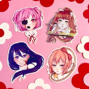 Puede incluir: Cuatro pegatinas de personajes de anime que representan a una chica de pelo rosa con un parche en el ojo negro, una chica de pelo rojo con un efecto de glitch, una chica de pelo morado con la cara ensangrentada y una chica de pelo rosa con una soga alrededor del cuello.