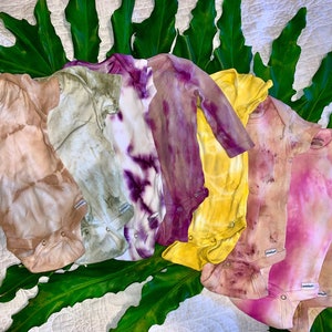 VEGGIE PATCH KIDS Planta Teñida Onesies para bebé!  Onesies de manga corta teñido con aguacate, remolacha, espinacas, cúrcuma, arándanos y flores!!!!!