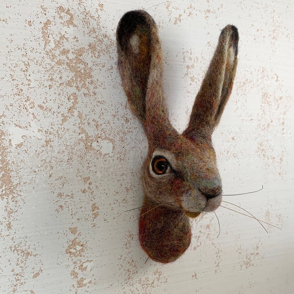 Hase in Regenbogenfarben - Kunstpräparation - nadelgefilzte Wandskulptur