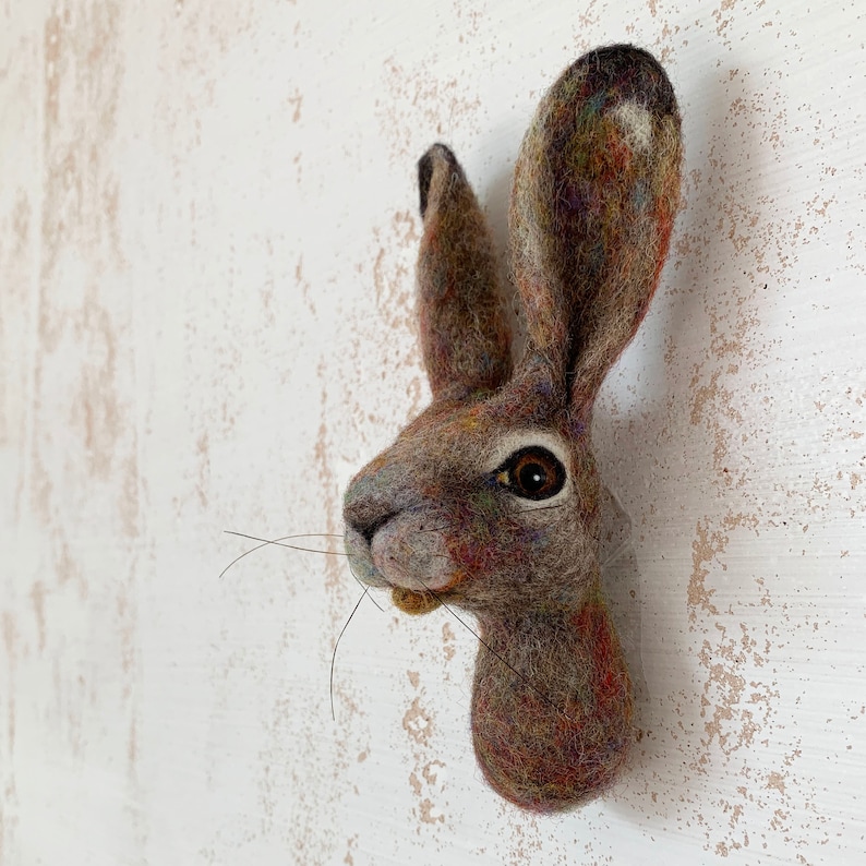 Liebre en colores arcoíris - taxidermia falsa - escultura de pared de fieltro con aguja imagen 2