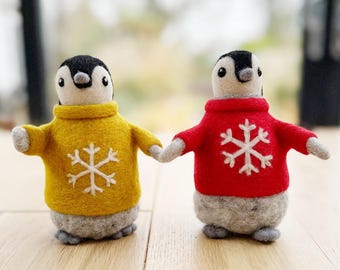 Sculpture feutrée à l'aiguille de pingouin dans un pull de Noël. Fabriqué à la main à partir de laine britannique.
