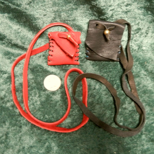 Collar de bolsa mojo de cuero pequeño o mediano hecho a medida con solapa y cuentas de latón para un cristal, hierbas o medicina, elección de colores