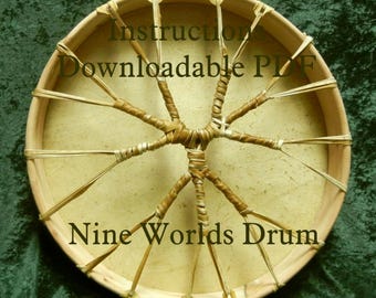 Può includere: Primo piano di un tamburo Nine Worlds con una pelle di tamburo in pelle naturale e un sistema di allacciatura in cuoio grezzo intrecciato. Il testo "Instruction Downloadable PDF" è stampato sulla pelle del tamburo.