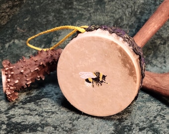Sonajero redondo de ciervo pintado con forma de abejorro, mini tambor con cinta y asa, para rituales de sanación, meditación y viajes chamánicos, 3 1/2" x 2".