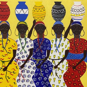 Pode incluir: Cinco mulheres com roupas coloridas carregam potes na cabeça. As mulheres usam padrões geométricos e cores brilhantes. O fundo é amarelo sólido.