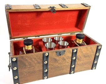 Vintage 1970s Pirate Bar Set with 2 Decanters and 4 Shot Glasses in Hidden Bar Treasure Chest, Retro Pirate Home Decor