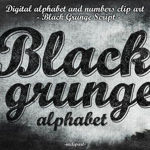 Może przedstawiać: Czarny grungeowy alfabet i cyfry clipart w stylu postarzanym i fakturowanym. Tekst jest w pogrubionym, kursywnym kroju pisma.