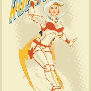 Pode incluir: Uma ilustração de estilo retro de uma mulher em um traje espacial branco com um top vermelho e laranja, segurando uma arma de raios azul. A mulher está voando pelo espaço com um rastro amarelo e laranja atrás dela. O texto "RUBY ROCKET" está no canto superior direito da imagem. O texto "ROCKET FAMILY 5 COLLECTION" está na parte inferior da imagem.