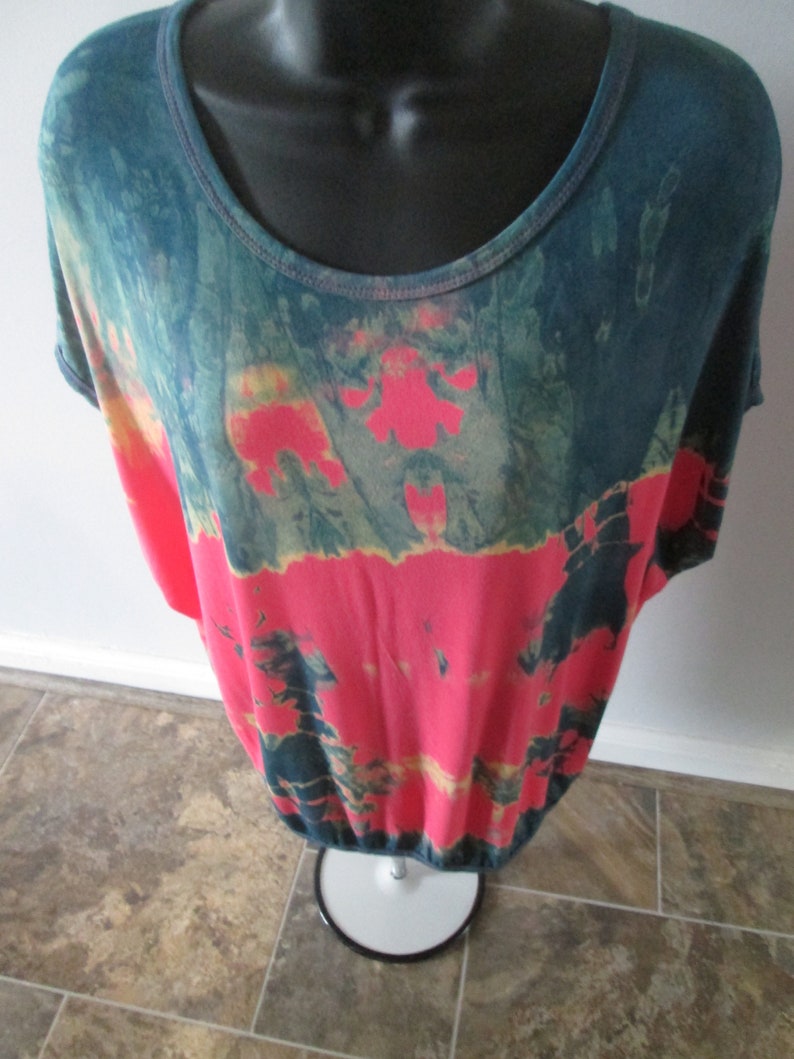 soft blend of rayon Machine wash tied resist indigo design. tumble dry polyester pink EXTRA LARGE new blouse indigo scoop neck