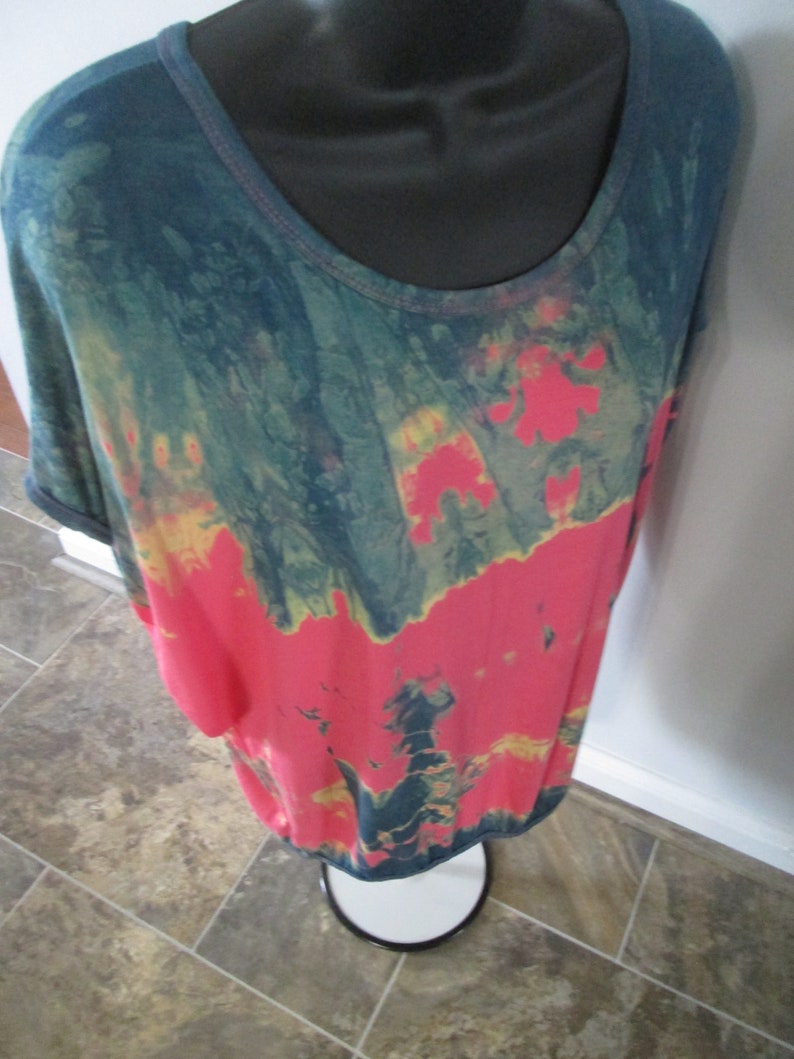 soft blend of rayon Machine wash tied resist indigo design. tumble dry polyester pink EXTRA LARGE new blouse indigo scoop neck