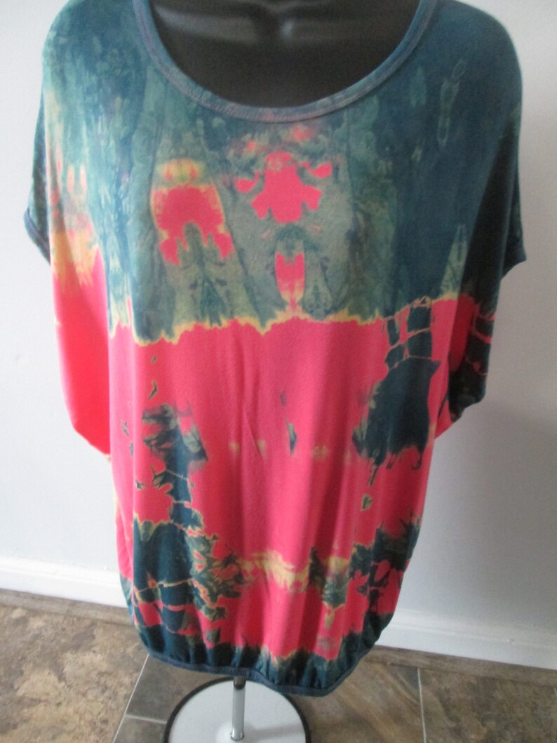 soft blend of rayon Machine wash tied resist indigo design. tumble dry polyester pink EXTRA LARGE new blouse indigo scoop neck