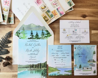 Puede incluir: Un juego de invitaciones de boda con ilustraciones en acuarela del lago Tahoe, pinos y montañas. El conjunto incluye una invitación principal, una tarjeta de confirmación, un itinerario de fin de semana y un sobre con forro paisajístico.
