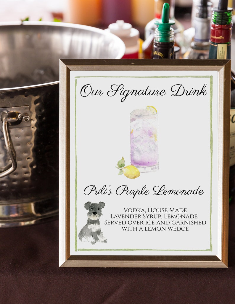 Puede incluir: Un cartel enmarcado con una ilustraci&oacute;n de acuarela de un vaso de limonada morada, un perro peque&ntilde;o y texto que dice "Our Signature Drink Prili's Purple Lemonade Vodka, House Made Lavender Syrup, Lemonade. Served over ice and garnished with a lemon wedge."