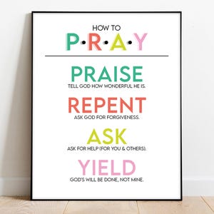 Könnte beinhalten: Ein weißer druckbarer Poster mit schwarzem Text und bunten Buchstaben, der "How to P-R-A-Y" sagt und dann die Bedeutung jedes Buchstabens als "Loben", "Reue", "Fragen" und "Hingeben" erklärt.