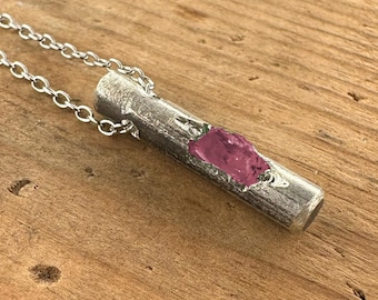 Halsketting heren: natuurlijke robijn op geoxideerde ronde staaf 925 sterlingzilver