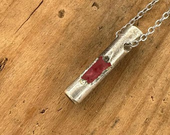 Halsketting met ronde staaf van verweerd 925 zilver en natuurlijke robijn: slanke herenhanger