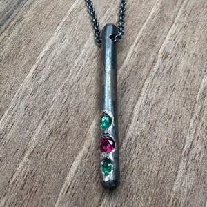 Hanger van geoxideerd zilver 925 met robijn en smaragden, handgemaakte edelsteen