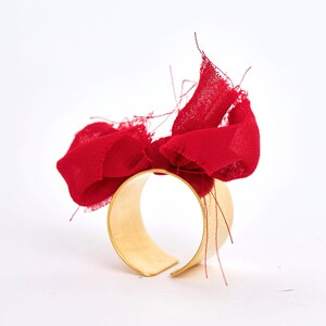 Anello papillon rosso, ampio anello placcato oro per le donne, anello grosso unico, anello artigianale insolito, anello in tessuto, anello grande, anello di dichiarazione immagine 4