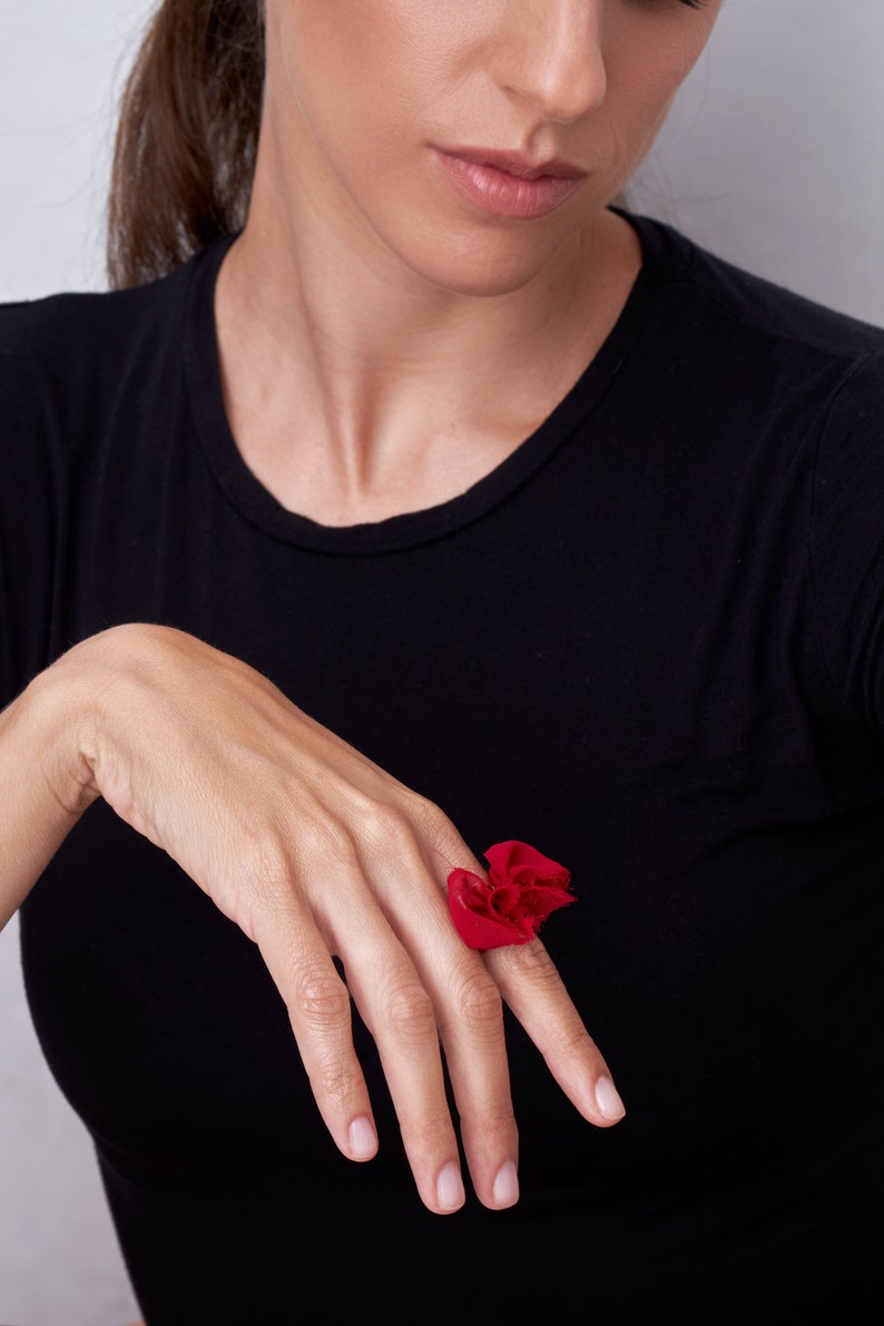Anello papillon rosso, ampio anello placcato oro per le donne, anello grosso unico, anello artigianale insolito, anello in tessuto, anello grande, anello di dichiarazione immagine 7