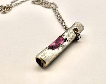 Halsketting heren: natuurlijke robijn op geoxideerde ronde staaf 925 sterlingzilver